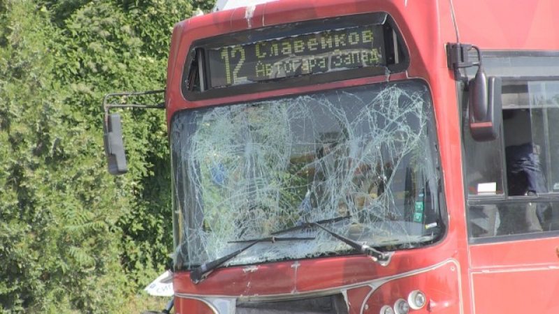 Автобус на градския транспорт се блъсна в стълб на оживено кръстовище в Бургас
