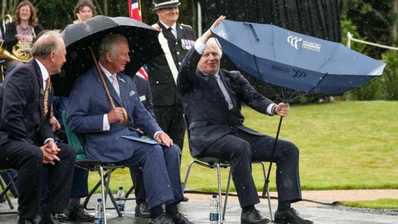 Цял свят се скъса от смях с това ВИДЕО на Борис Джонсън и борбата му с... чадър
