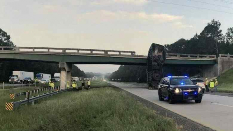 Камион измести естакада с 2 метра при уникален инцидент СНИМКИ