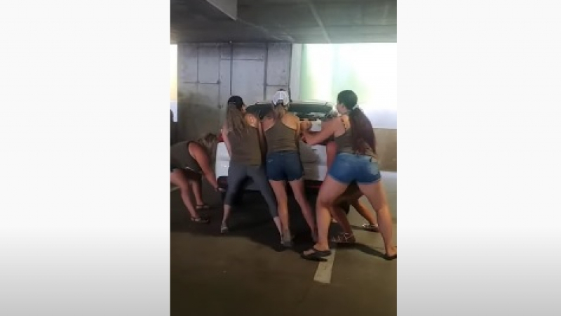 Уникално ВИДЕО: Пет момичета вдигат и преместват лошо паркиран автомобил