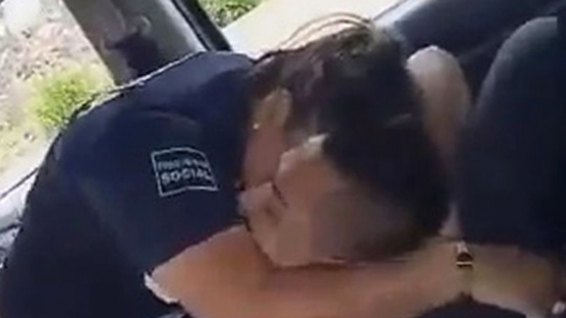Полицаи бяха заснети как правят секс в патрулка СНИМКИ 18+