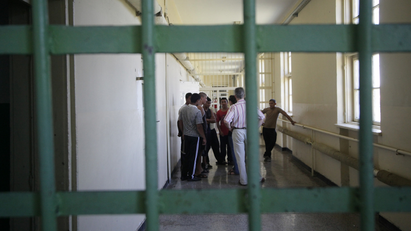 Шок в Бойчиновци: Майка прати дрога на сина си затворник, скрила я в чушки 