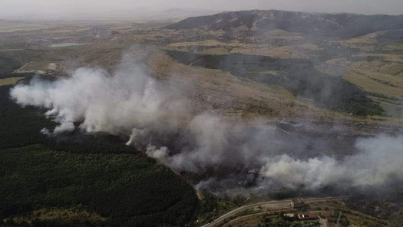 Огромен пожар бушува над Перник, стихията вече е близо до София СНИМКИ
