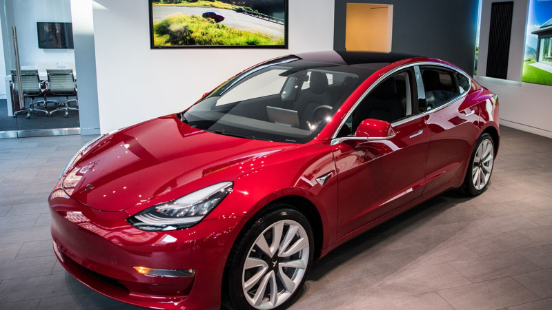 Само тази автомобилна легенда успя да изпревари Tesla Model 3 по продажби в Европа