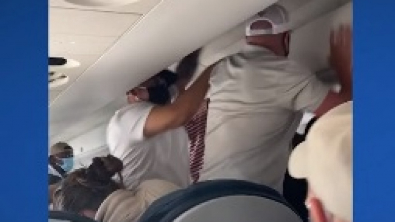 Зверски бой в самолет заради наклонената седалка ВИДЕО