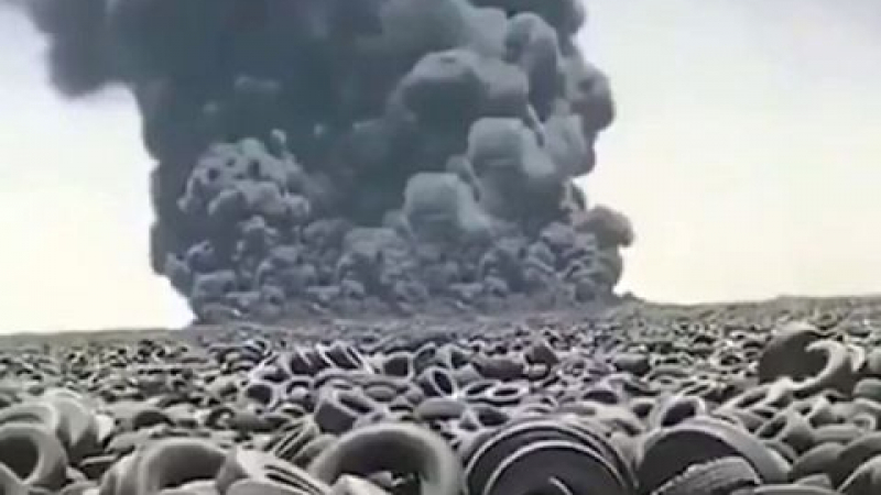 Зловещо ВИДЕО: Гори най-голямото гробище за автомобилни гуми в света