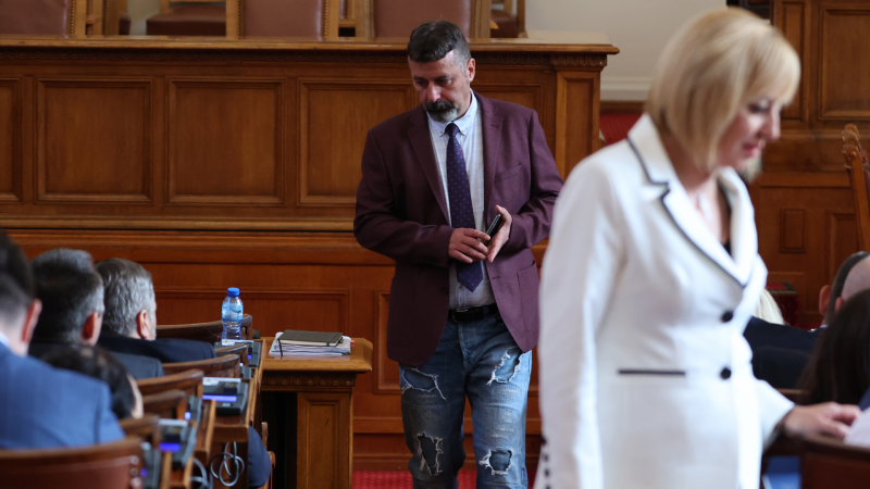 Вижте защо посрещнаха с аплодисменти Филип Станев днес в парламента СНИМКИ