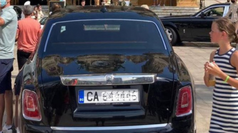 Зрелище: Тузарски Ролс-ройс със софийска регистрация паркира пред казино в Монако