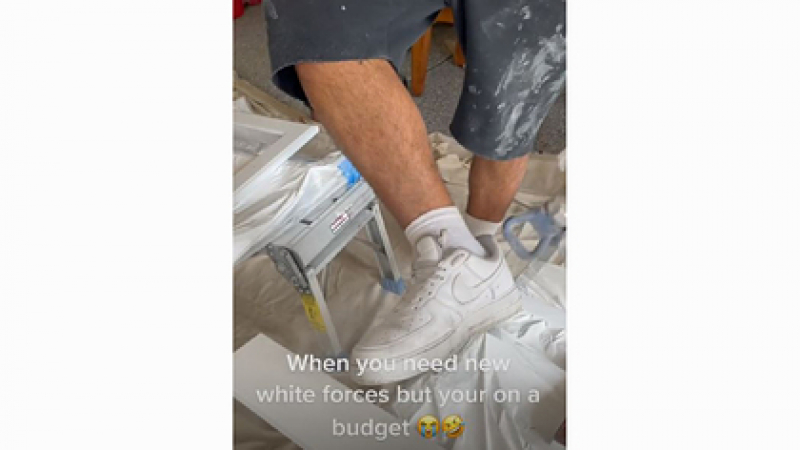Мъж изуми мрежата с уникално бърз начин за почистване на бели обувки ВИДЕО
