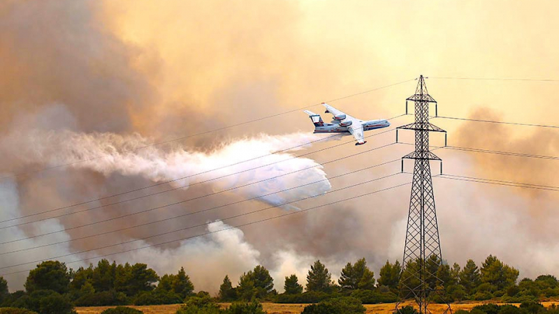 Кошмарен инцидент със самолет насред огнения ад в Гърция СНИМКИ 