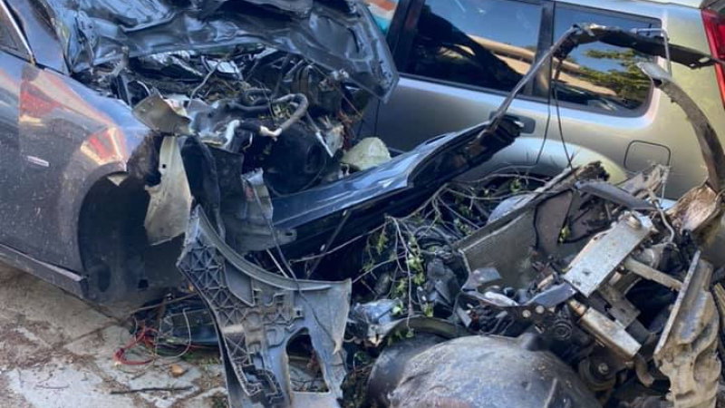 Кола с 4 момчета се разби с бясна скорост в Хисар СНИМКА
