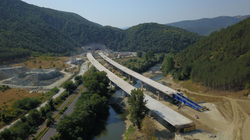 С невиждана до сега технология строят моста на магистрала „Струма“