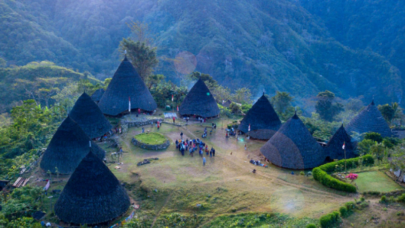 Тайнствено село в планината, до което път няма, а живеят хора