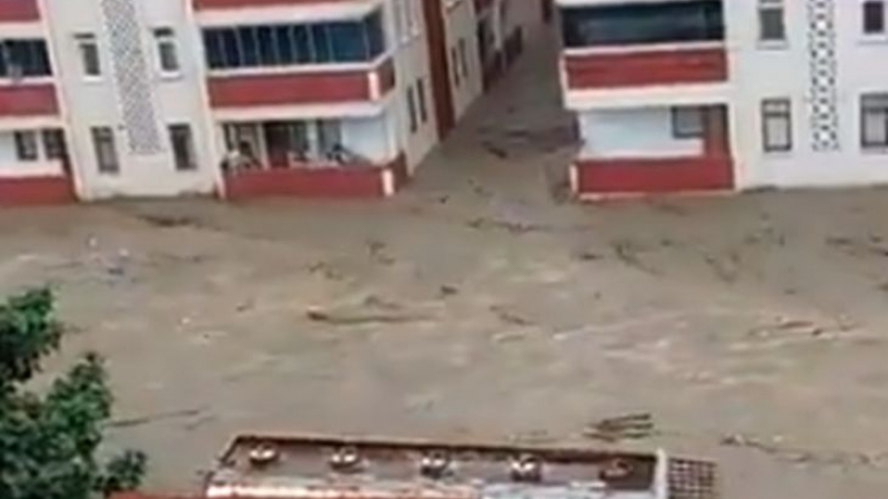 Потоп: Расте броят на жертвите на наводненията в Турция ВИДЕО