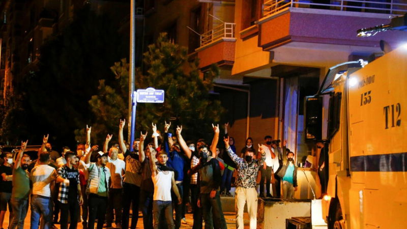 Погроми и насилие в Анкара след убийство на турски младеж от бежанци ВИДЕО