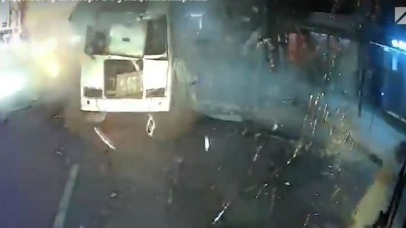 Извънредно: Избухна автобус на градския транспорт в Русия ВИДЕ 18+