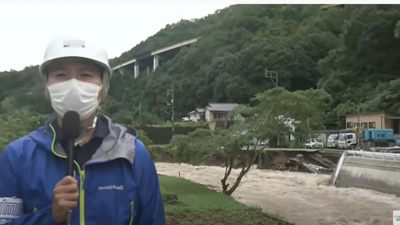 Евакуират десетки хиляди заради мощна стихия в Япония ВИДЕО