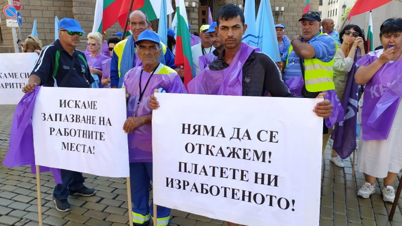 Бунт срещу властта: Протестиращи блокират входа на Бургас