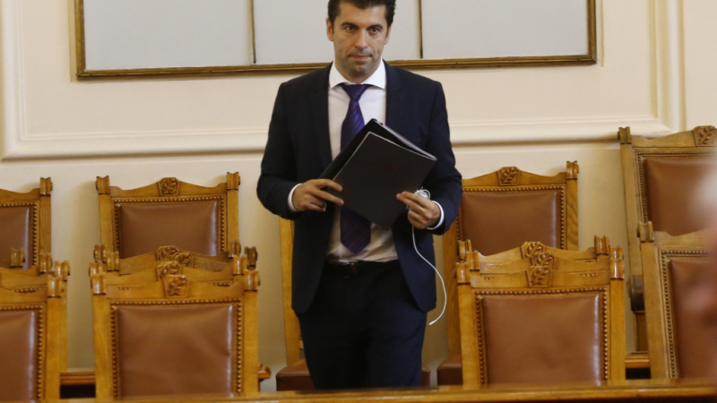 Кирил Петков взе да се кара на депутатите, но Ива Митева го сецна 