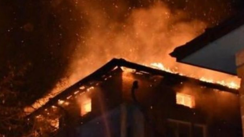 Среднощен ужас във Велинградско! Пламъци поглъщат къщите, хората молят за помощ ВИДЕО 