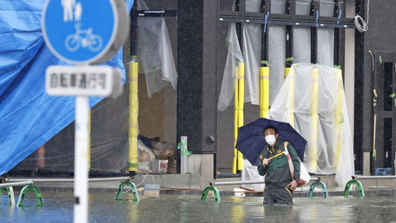 Двама в неизвестност и един загинал след обилни валежи в Япония