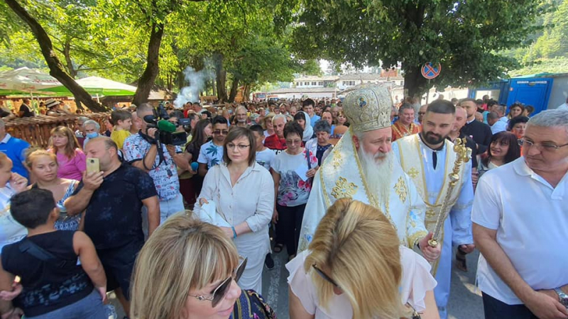 Нинова отиде в Троянския манастир и... СНИМКИ