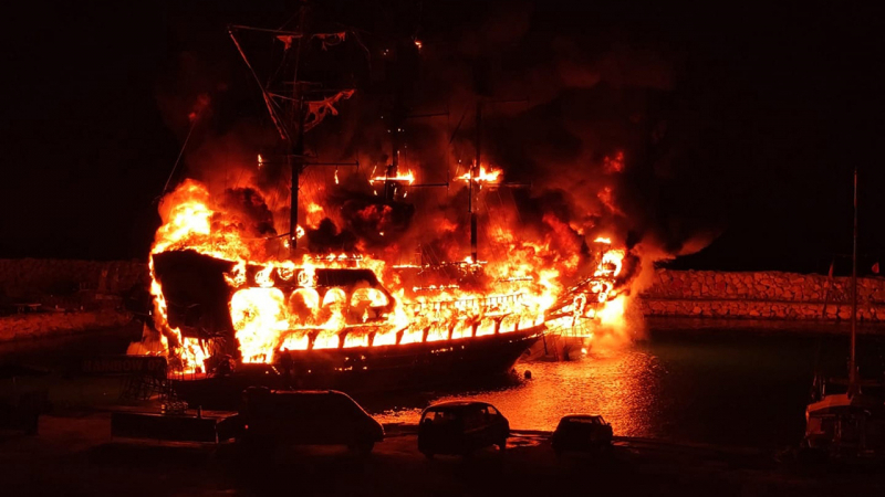 Инцидент: Флотилия от екскурзионни кораби се запали в турски курорт ВИДЕО