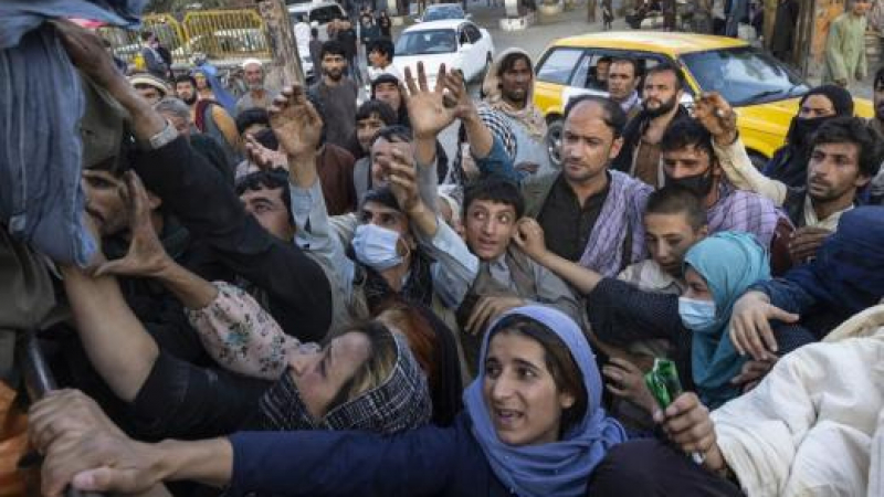 Хаос, изстрели и писъци на летището в Кабул, Байдън праща армията ВИДЕО