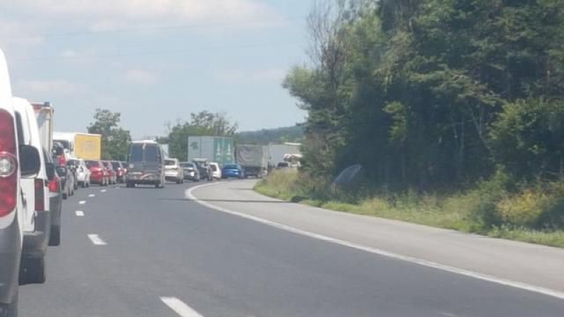 Липса на пари стопира ремонта на пътя София-Перник, километрично задръстване ВИДЕО