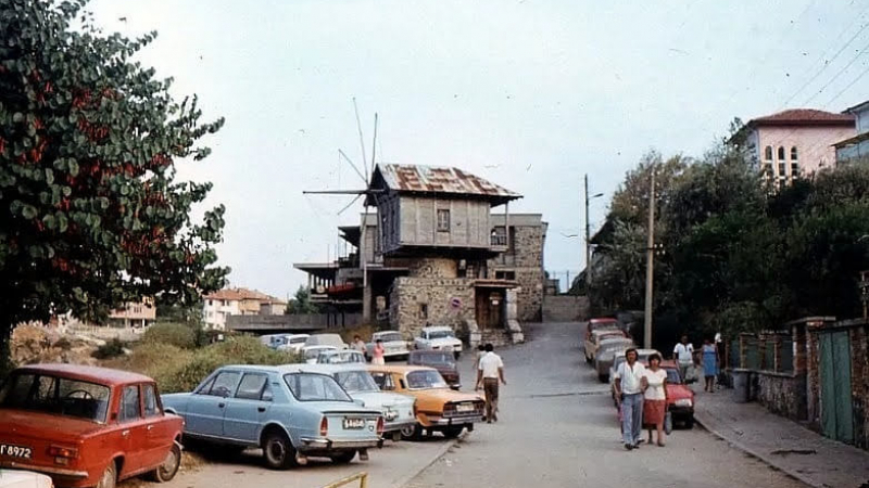 Снимка на вятърната мелница в Созопол от 1983 г. взриви мрежата