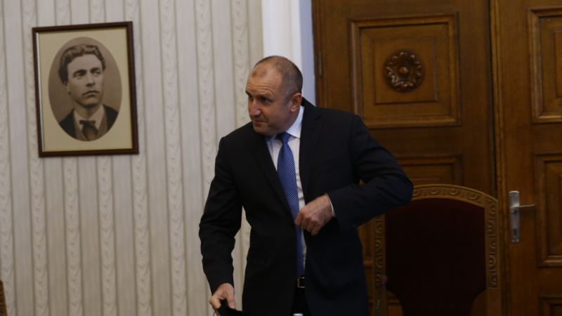 Радев с извънреден ход след оставката на Петков
