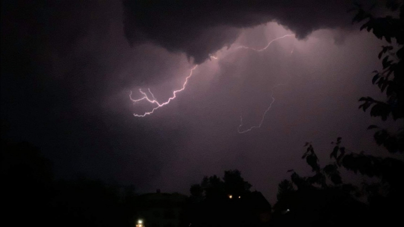 Страшна буря се изви над София, гръмотевици разтърсиха града ВИДЕО 