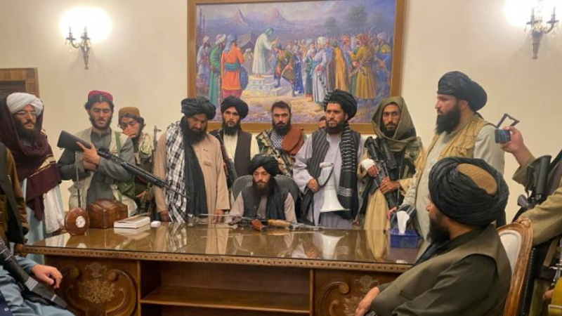 Какво става? Русия седна на една маса с талибаните