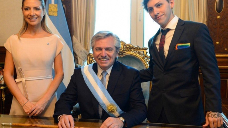 Потресаващи СНИМКИ на безполовия син на аржентинския президент