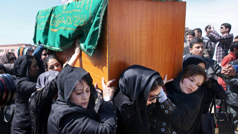Екзекуция: Талибаните застреляха и захвърлиха жена без бурка в локва кръв 