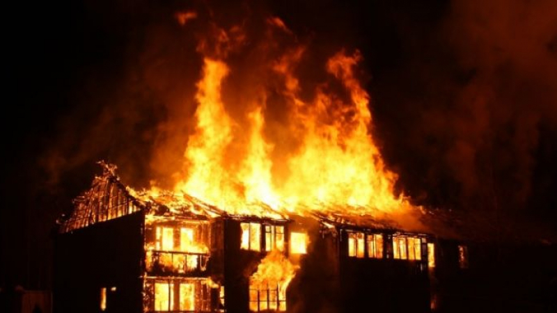Мълнии подпалиха българско село, като по чудо не стана най-лошото ВИДЕО