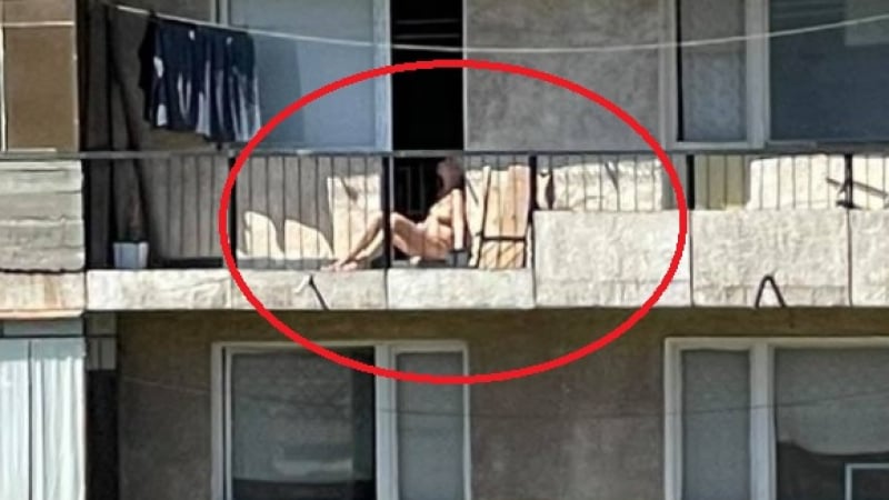 Без свян! Врачанка се пече чисто гола на балкона си СНИМКИ 18+