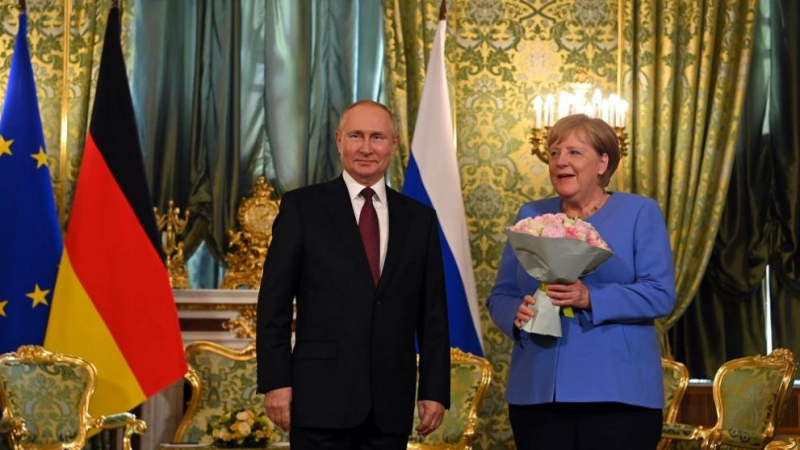 Меркел разцъфна от този кавалерски жест на Путин на прощалната им среща СНИМКИ 