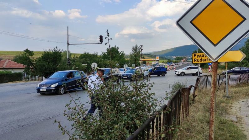 Протестите се разрастват: Блокада на пътя София - Перник заради спрян от АПИ ремонт 