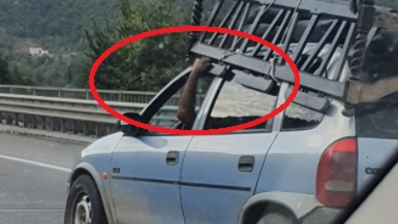 Мрежата в ступор: Какво прави този български шофьор в задръстване СНИМКА 