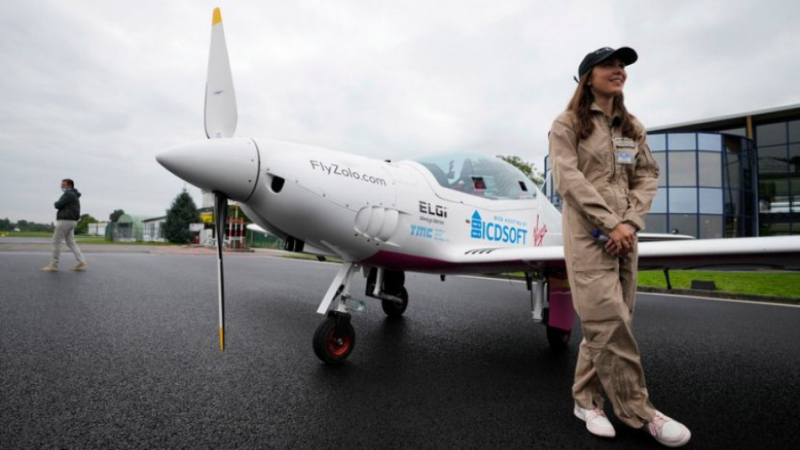 Красивата Зара е най-младата авиаторка, която ще лети сама около света
