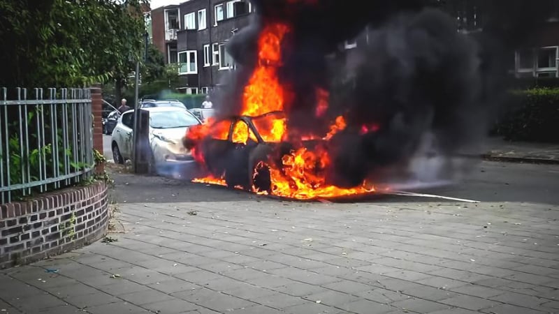 Първи инцидент: Volkswagen ID.3 изгоря мистериозно до основи по време на зареждане ВИДЕО