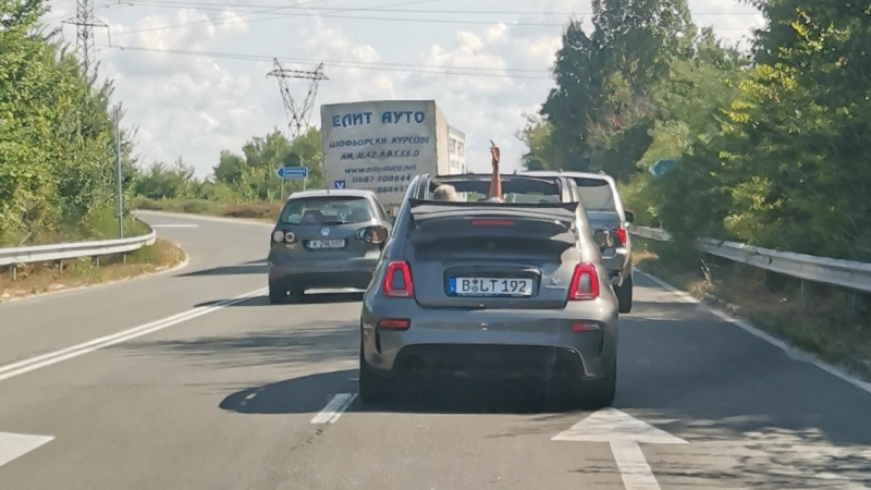 Ужас: Бесен джигит вилня на пътя Бургас-Созопол, блъсна кола, а после ... ВИДЕО