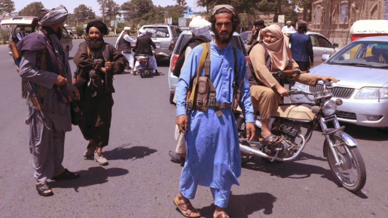 Талибаните приклещват и бичуват хората, които носят....