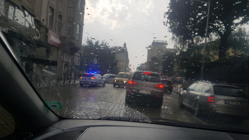 Започна се! Меле след меле в София насред проливния дъжд СНИМКИ 