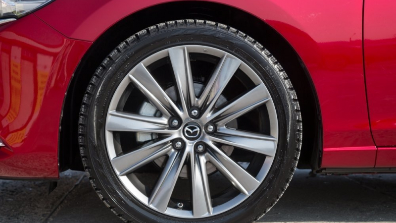 Как размерът на колелата и гумите влияе на поведението на автомобила