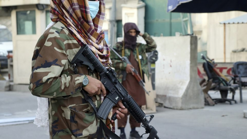 Атентатор самоубиец се взриви на летището в Кабул, десетки трупове СНИМКИ
