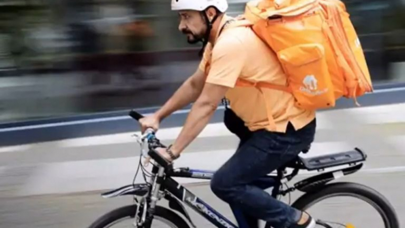 Афганистански министър стана велокуриер в Германия ВИДЕО