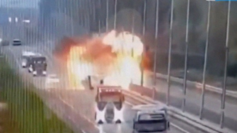 Зрелищни ВИДЕА: Камион се взриви на пътя, а шофьорът....