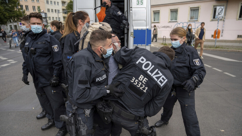 Хиляди на протест в Берлин срещу К-19 ограниченията ВИДЕО